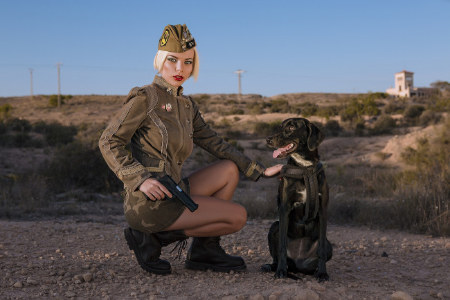 Обои картинки фото девушки, -unsort , девушки с оружием, девица, форма, пистолет, собака