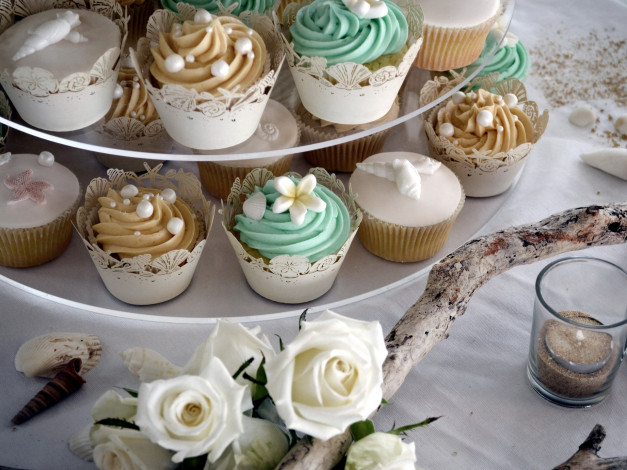 Обои картинки фото еда, пирожные,  кексы,  печенье, розы, праздничные, капкейки, свеча
