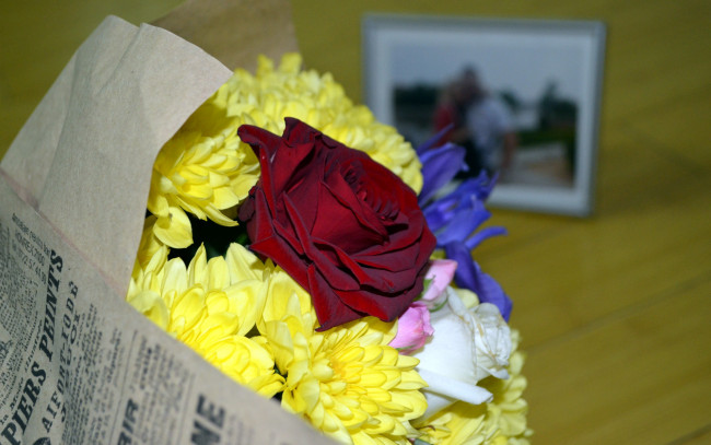 Обои картинки фото цветы, букеты,  композиции, хризантемы, розы