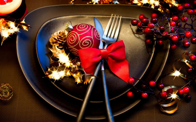 Обои картинки фото праздничные, сервировка, тарелка, ягоды, приборы, шар