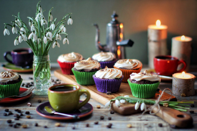Обои картинки фото еда, пирожные,  кексы,  печенье, белоцветник, свечи, кексы
