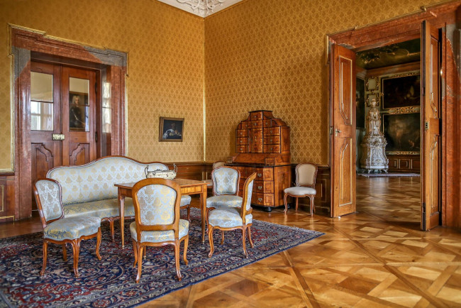 Обои картинки фото интерьер, дворцы,  музеи, диван, стулья, ковер