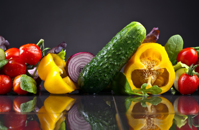 Обои картинки фото еда, овощи, помидоры, перец, огурец, лук