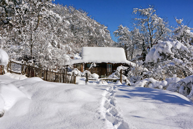 Обои картинки фото природа, зима, тропинка, домик, снег
