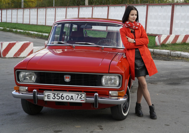 Обои картинки фото москвич- 2140, автомобили, -авто с девушками, красный, классика, автомобиль, девушка, москвич-, 2140