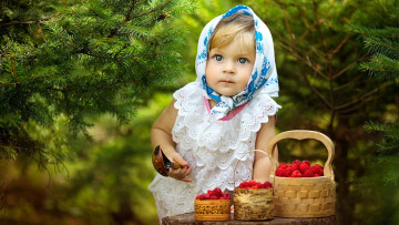 Картинка разное дети девочка косынка ложка туески ягоды