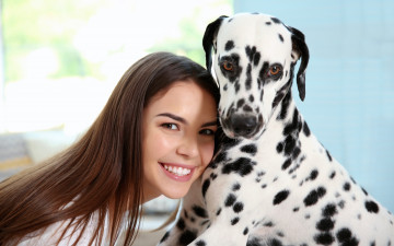 Картинка девушки -+брюнетки +шатенки брюнетка улыбка собака далматин