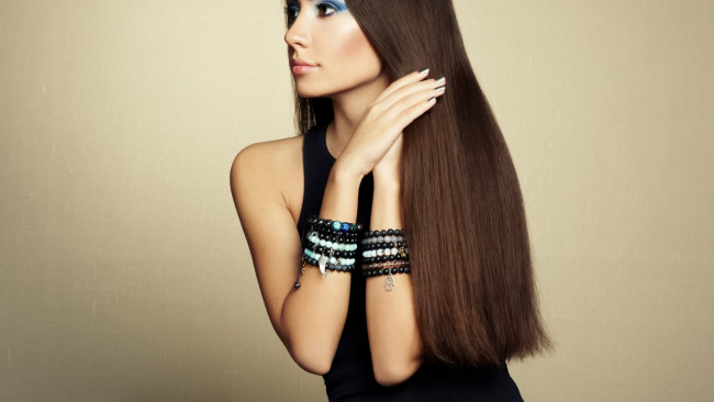 Обои картинки фото девушки, - брюнетки,  шатенки, модель, браслеты, длинные, волосы