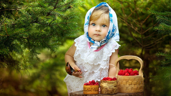 Обои картинки фото разное, дети, девочка, косынка, ложка, туески, ягоды