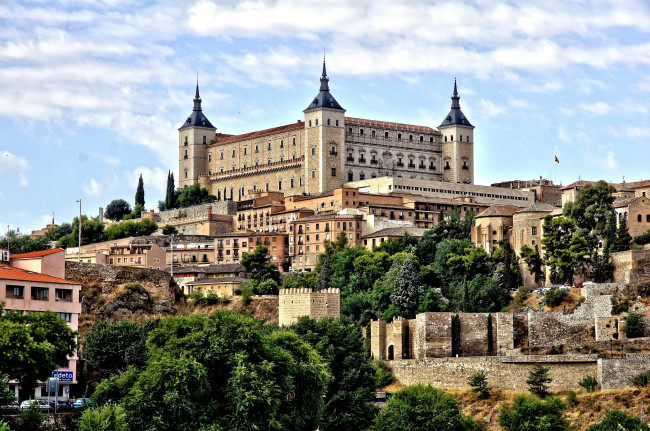 Обои картинки фото замок, алькасар, испания, города, толедо, холм, каменный, большой, дома