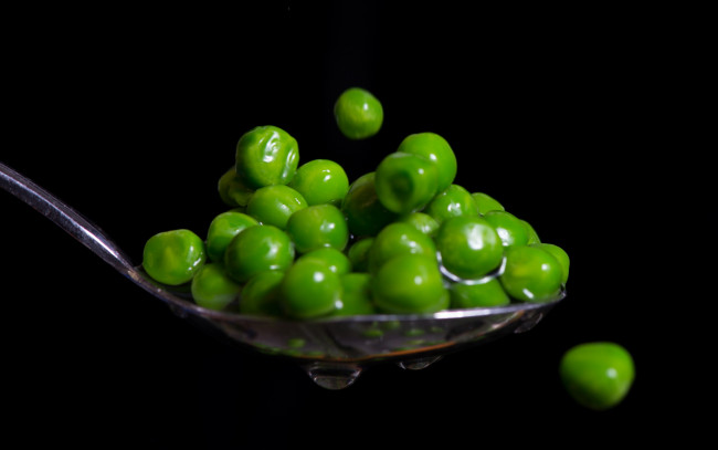 Обои картинки фото зеленый, горошек, еда, бобовые, ложка, горох
