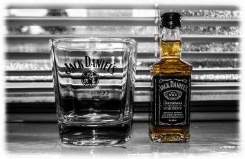 обоя бренды, jack daniel`s, стакан, бутылка, алкоголь, виски