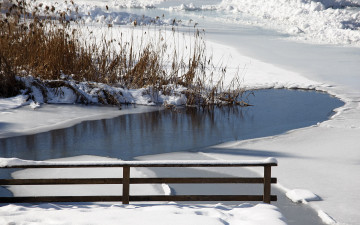Картинка природа зима снег забор водоем