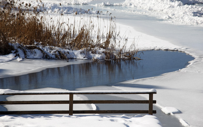 Обои картинки фото природа, зима, снег, забор, водоем