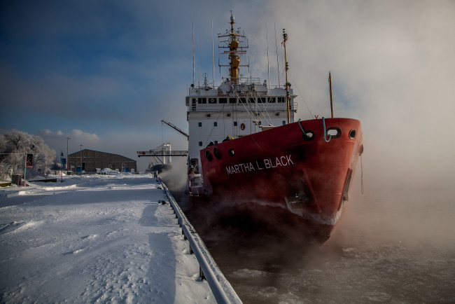 Обои картинки фото корабли, ледоколы, море, туман, причал, снег, ледокол