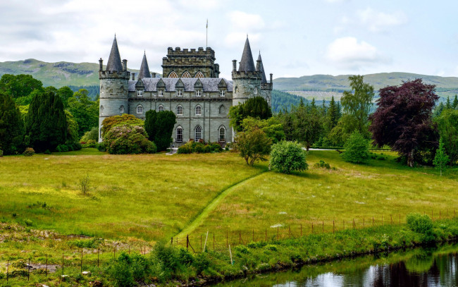 Обои картинки фото города, замок инверари , шотландия,  англия, горы, замок, лужайка