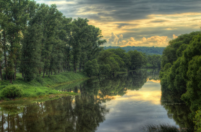 Обои картинки фото природа, реки, озера, облака, тучи, река, деревья, пейзаж, небо