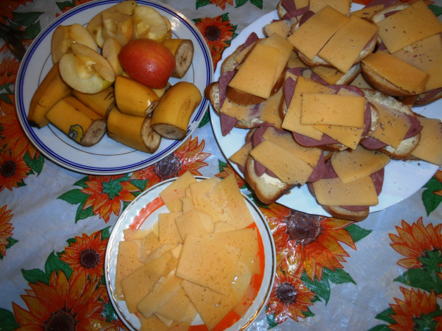 Обои картинки фото еда, бутерброды,  гамбургеры,  канапе, бананы, яблоки, сыр, хлеб, колбаса