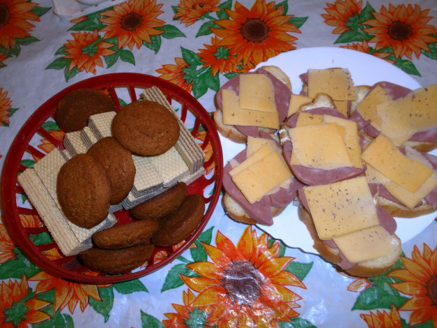 Обои картинки фото еда, бутерброды,  гамбургеры,  канапе, печенье, вафли, хлеб, сыр, колбаса