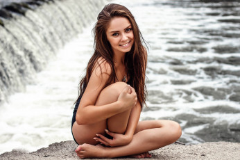 Картинка девушки анна+балмашнова+ anna+bell водопад брюнетка поза улыбка
