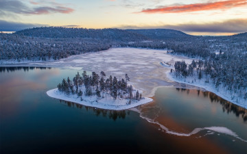 Картинка природа зима лапландия снег лес вечер закат лед на озере финляндия