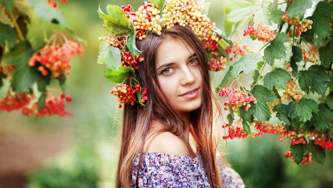 Обои картинки фото девушки, ольга бойко, кусты, ягоды, шатенка, венок