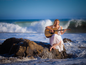 Картинка -Unsort+Блондинки девушки unsort блондинки камни гитара волна море