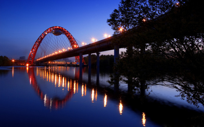 Обои картинки фото города, мосты, огни, мост, арка, озеро, живописный мост, москва