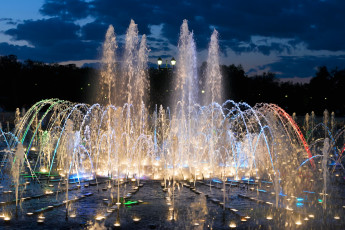Картинка города -+фонтаны вода