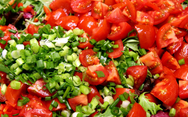 Обои картинки фото еда, салаты,  закуски, много, помидоры, лук, томаты