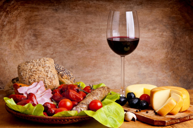 Обои картинки фото еда, разное, помидоры, ветчина, колбаски, вино, сыр, хлеб, томаты