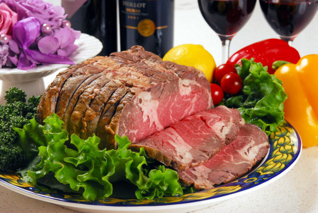 Обои картинки фото еда, мясные блюда, вино, перец, зелень, ростбиф