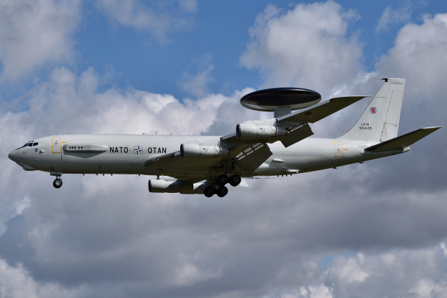 Обои картинки фото boeing e3a sentry, авиация, боевые самолёты, авакс