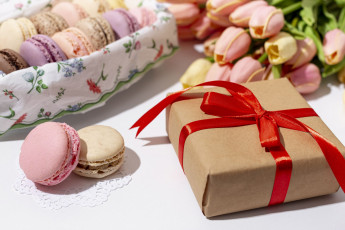 Картинка праздничные подарки+и+коробочки подарок тюльпаны макаруны бант лента
