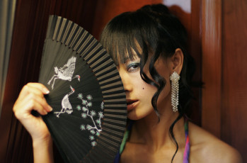 Картинка bai+ling девушки bai ling девушка модель актриса азиатка брюнетка макияж взгляд портрет лицо веер