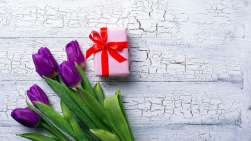 Картинка праздничные подарки+и+коробочки бант лента подарок тюльпаны