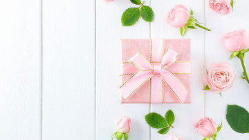 Картинка праздничные подарки+и+коробочки розы подарок бутоны лента бант