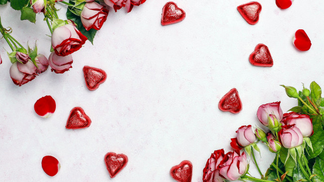 Обои картинки фото праздничные, день святого валентина,  сердечки,  любовь, сердечки, конфеты, лепестки, розы