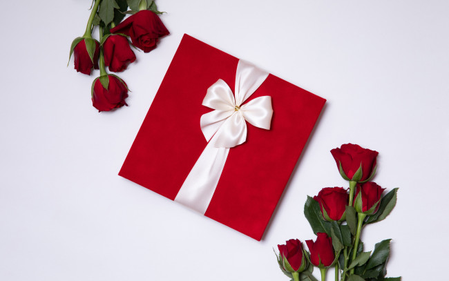 Обои картинки фото праздничные, подарки и коробочки, розы, подарок, бутоны, лента, бант