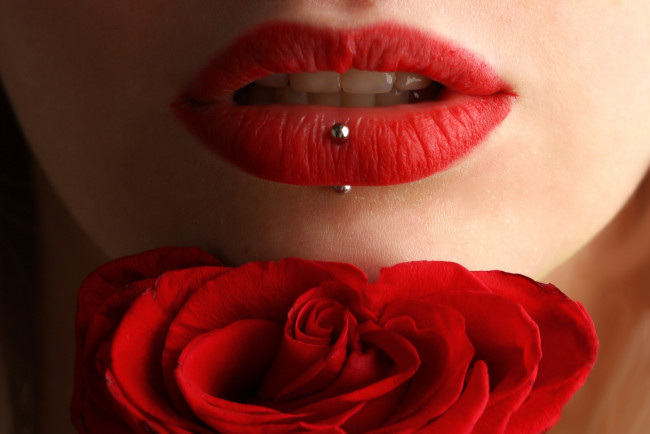 Обои картинки фото разное, губы, роза, пирсинг