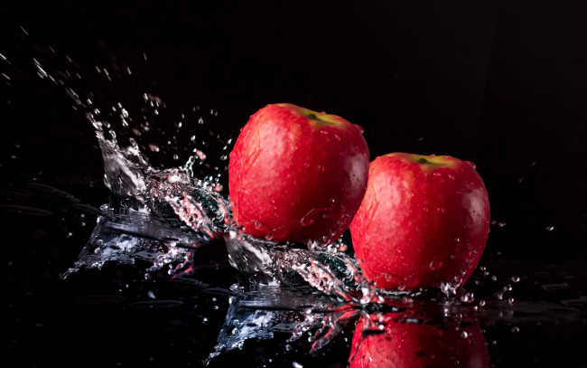 Обои картинки фото еда, яблоки, красные, вода, брызги
