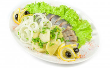 обоя еда, рыбные блюда,  с морепродуктами, лук, лимон, селедка, маслины, зеленый, салат