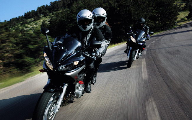 Обои картинки фото мотоциклы, unsort, дорога, трасса, мотоциклисты, шлемы