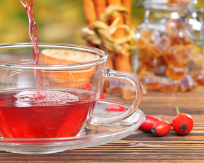 Картинка еда напитки +Чай кружка шиповник чай напиток ягоды блюдце