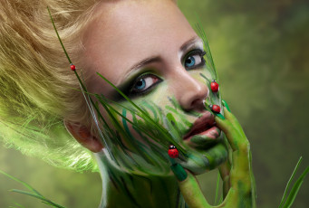 Картинка девушки -unsort+ креатив волосы краска божьи коровки растения блондинка голубые глаза боди арт взгляд модель девушка