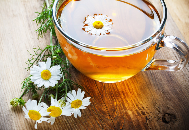 Обои картинки фото еда, напитки,  Чай, фон, tea, flowers, цветы, кружка, чашка, ромашка, чай, настроения