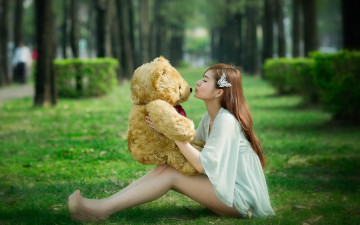 Картинка девушки -unsort+ азиатки игрушка парк трава поцелуй медведь каблуки заколка рыжая
