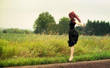 Картинка девушки -unsort+ рыжеволосые+и+другие деревья дорога поле рыжая прыжок