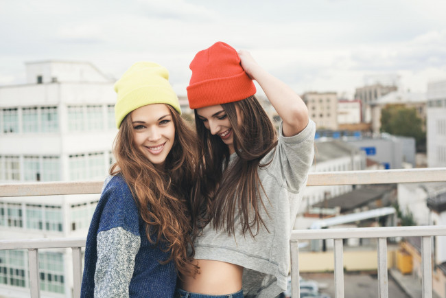 Обои картинки фото девушки, -unsort , группа девушек, свитера, улыбки, шапки, подруги, крыши