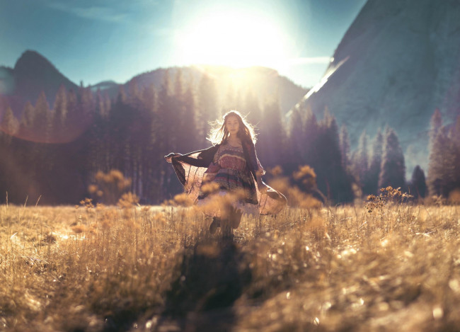 Обои картинки фото девушки, -unsort , брюнетки, темноволосые, накидка, луг, трава, солнце, горы